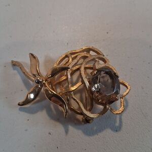 Elegant Gold Floral Brooch with Gemstone